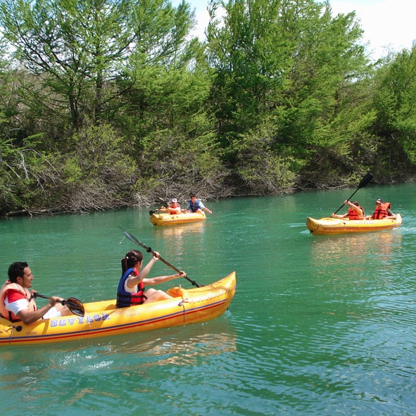 Practicar kayak 
